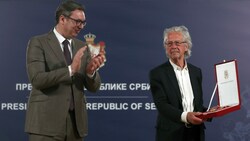 In Belgrad wurde Handke vom serbischen Präsidenten Aleksandar Vucic der Karadjordje-Orden überreicht. (Bild: AP)