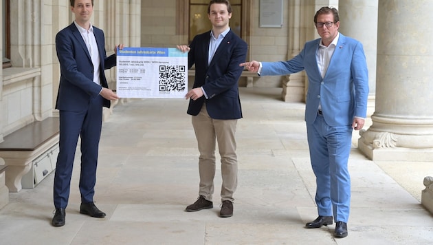 Nico Marchetti, Harald Zierfuß und Wolfgang Kieslich von der Jungen ÖVP fordern ein Jahresticket für Studierende (und haben hier ein selbst gebasteltes Ticket in der Hand). (Bild: Junge ÖVP)