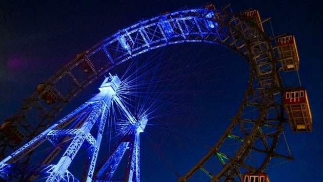 Wie das Wiener Riesenrad werden am Mittwoch auch der Grazer Uhrturm oder das Orpheum blau erstrahlen. (Bild: CFS Hilfe Österreich)