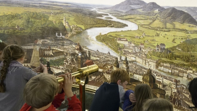 Am Sattler-Panorama begeistern sich sowohl Einheimische als auch Touristen aus aller Welt. (Bild: Salzburg Museum)