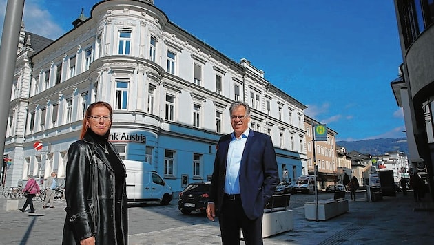 Birgitta Winkler & Bruno Napetschnig vor dem Bank-Gebäude (Bild: Evelyn Hronek Kamerawerk)