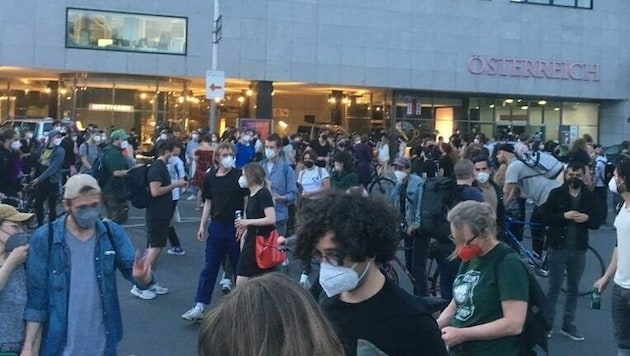Demonstration gegen Sexismus vor dem Verlagshaus von Wolfgang Fellner und seiner Zeitung „Österreich“ (Bild: zVg)