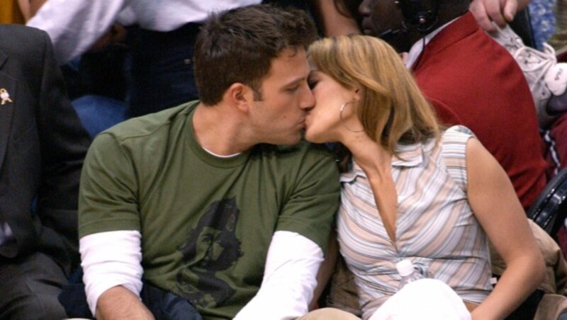Ben Affleck und Jennifer Lopez beim Knutschen im Jahr 2003 (Bild: 2003 Getty Images)