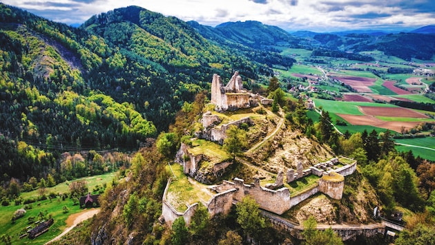 Der neue Klettersteig führt hinauf auf die Ruine Rabenstein. (Bild: Hannes Wallner)