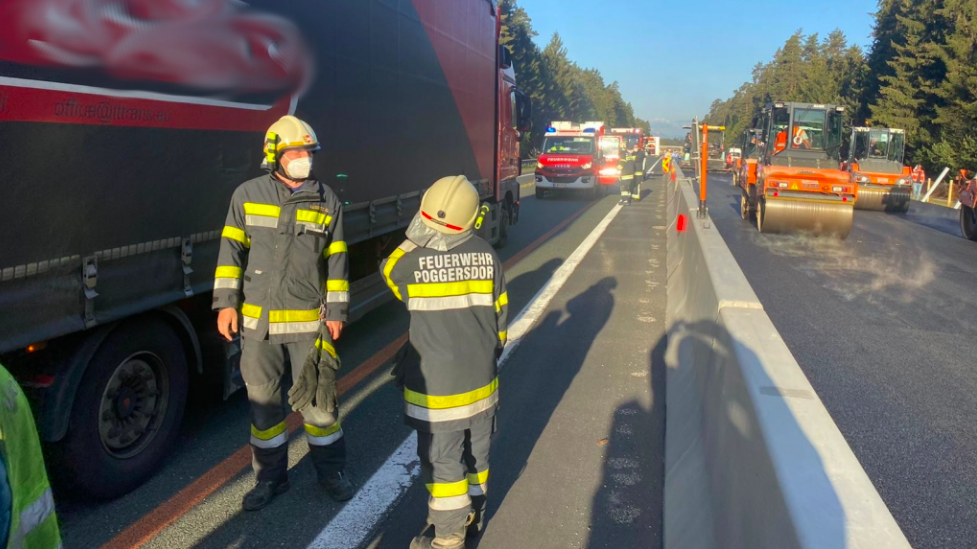 Die Lenkerin wurde mit ihrem Pkw zwischen zwei Lkw eingeklemmt. (Bild: Bezirksfeuerwehrkommando Klagenfurt-Land)