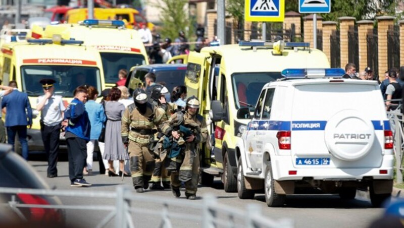 Das Attentat löste einen Großeinsatz aus - Schüler sprangen zum Teil aus den Fenstern, um sich vor dem Angriff in Sicherheit zu bringen. (Bild: AP/Roman Kruchinin)