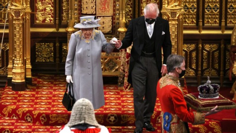 Königin Elizabeth II. mit Prinz Charles (Bild: AFP)