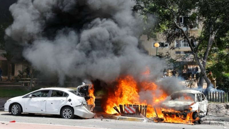 Brennende Fahrzeuge in Küstenstadt Ashkelon nach einem Raketenangriff aus dem Gazastreifen (Bild: AFP)