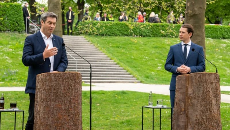 Ministerpräsident Söder (CSU) kündigte die Öffnung des kleinen Grenzverkehrs am Dienstag an. (Bild: APA/dpa/Peter Kneffel)