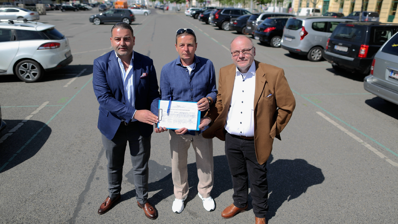 Leo Kohlbauer, Toni Mahdalik und Ronald Walter (v.l.) wollen den Parkplatz unbedingt erhalten. (Bild: Gerhard Bartel)