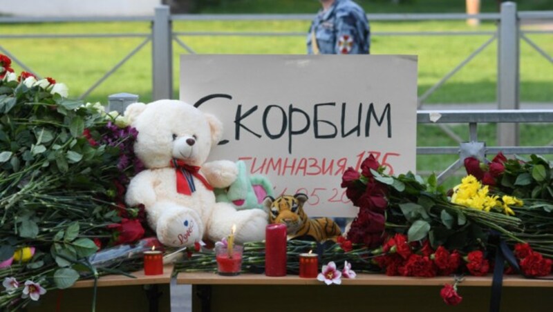 Zum Gedenken an die Opfer des Angriffs wurden vor der Schule Kerzen und Blumen abgelegt. (Bild: APA/AFP/NATALIA KOLESNIKOVA)