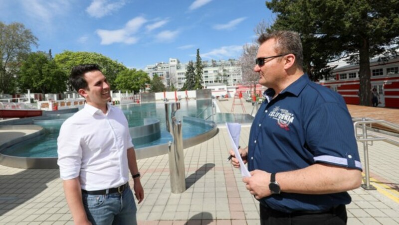 Vizebürgermeister und zuständiger Stadtrat Christoph Wiederkehr (links im Bild) freut sich bei einem Besuch im Wiener Kongressbad auf die Öffnung der Bäder am 19. Mai. (Bild: PID/Christian Fürthner)