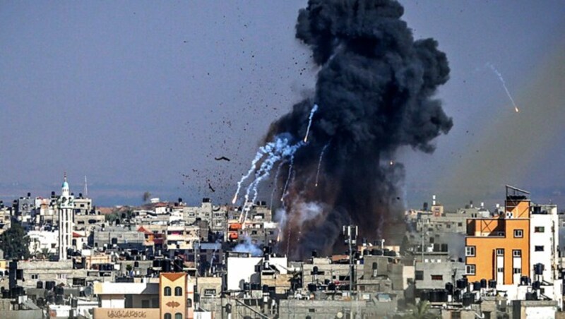 Ein Bombentreffer in Gaza City (Bild: AFP)