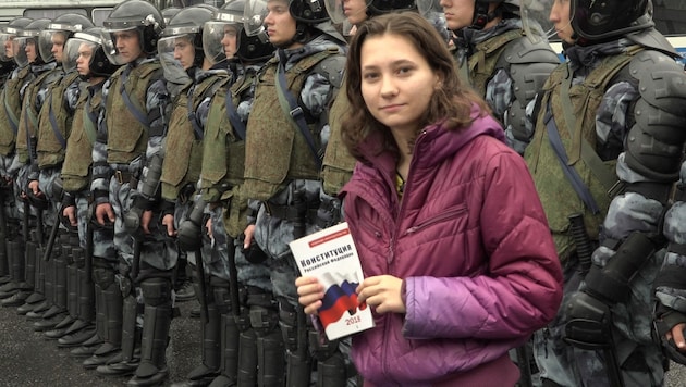 Olga Misik wurde berühmt, weil sie Polizisten bei Protesten aus der russischen Verfassung vorlas. (Bild: APA/AFP/Nikolay Korzhov)