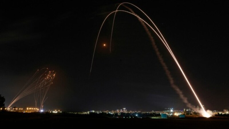 Über der Stadt Aschdod im Süden Israel fängt das Raketenabwehrsystem ein Projektil aus dem Gazastreifen ab. (Bild: APA/AFP/Menahem KAHANA)