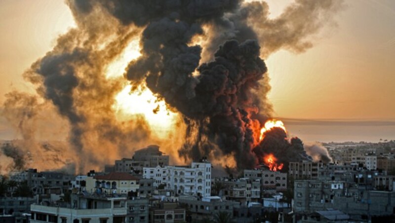 Sonnenaufgang über der bombardierten Stadt Chan Yunis im Süden des Gazastreifens (Bild: APA/AFP/Youssef Massoud)