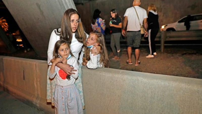 Einwohner von Tel Aviv suchen Schutz unter einer Brücke. (Bild: APA/AFP/GIL COHEN-MAGEN)