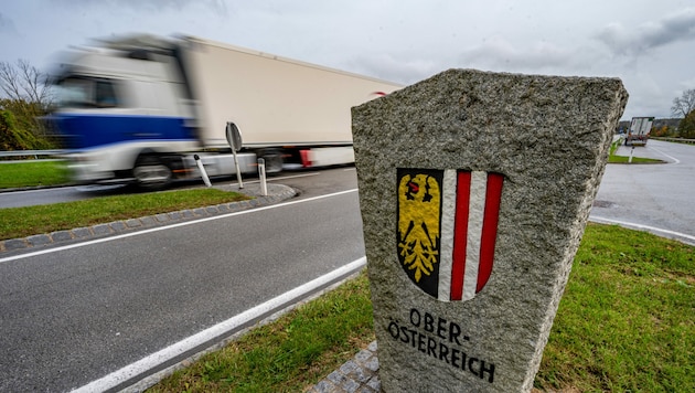 Der kleine Grenzverkehr zwischen Österreich und dem deutschen Bundesland Bayern ist ab Mittwoch wieder zugelassen. (Bild: APA/dpa/Armin Weigel)