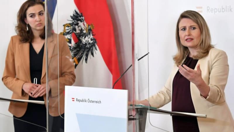 Frauenministerin Raab (re.), Justizministerin Zadic (Bild: APA/HELMUT FOHRINGER)