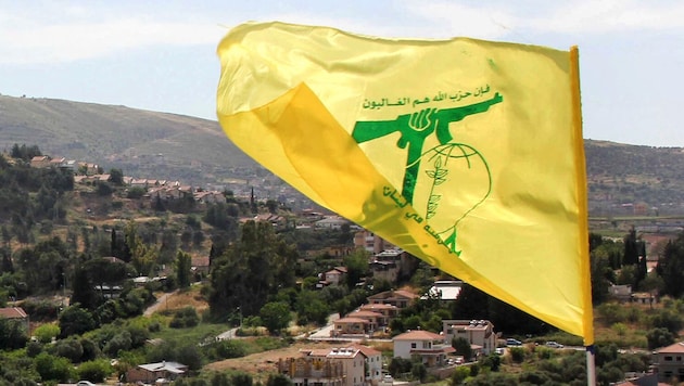 Die Flagge der Hisbollah an der Grenze zwischen Libanon und Israel (Bild: APA/AFP/Ali DIA)