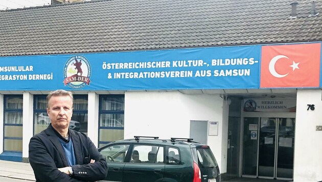 Bezirksrat Günter Kasal vor dem Vereinslokal in Favoriten. (Bild: Günter Kasal)