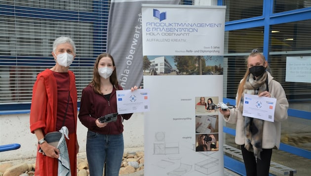 Fachvorständin Anita Mareich-Kreimer mit Lisa Achrainer und Anna-Maria Konrad, die sich über den bereits bestandenen Drohnenführerschein freuen. (Bild: Charlotte Titz)