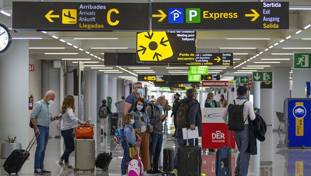 Die Einreise nach Spanien (Bild Flughafen Mallorca) wird für Österreicher ab Montag schwerer. (Bild: AFP/Jaime Reina)
