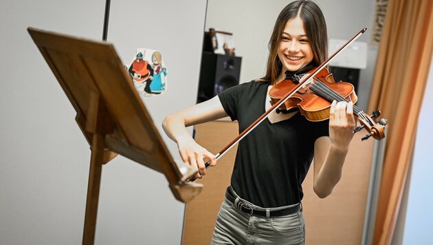 „Ich spiele mit Begeisterung im Jugendorchester, das fehlt mir sehr“, meint Lea Sykora (16), Geigenschülerin an der Linzer Musikschule (Bild: Alexander Schwarzl)