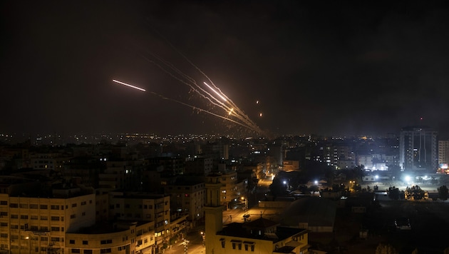Raketen vom Gaza-Streifen greifen am Mittwoch Israel an. (Bild: AP)