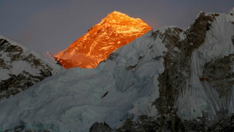 Der Mount Everest (Bild: AP Photo/Tashi Sherpa, File)