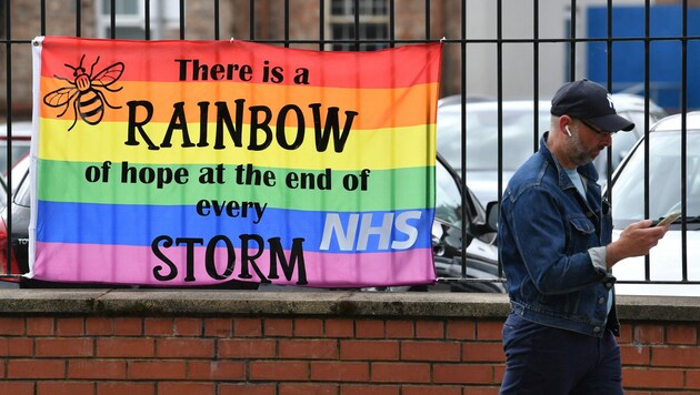 „Nach jedem Sturm gibt es einen Regenbogen der Hoffnung“, steht auf diesem Banner vor dem Salford Royal Hospital in Greater Manchester. (Bild: Paul ELLIS / AFP)