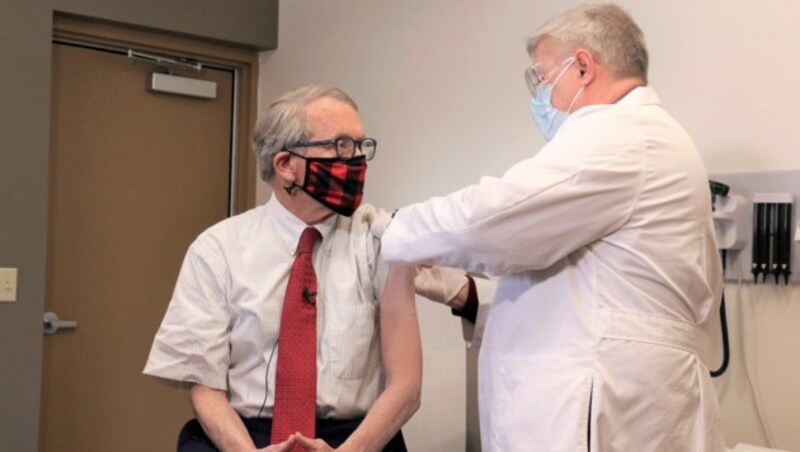 Gouverneur Mike DeWine hat sich bereits eine Corona-Spritze geben lassen. (Bild: Ohio Governors Office)