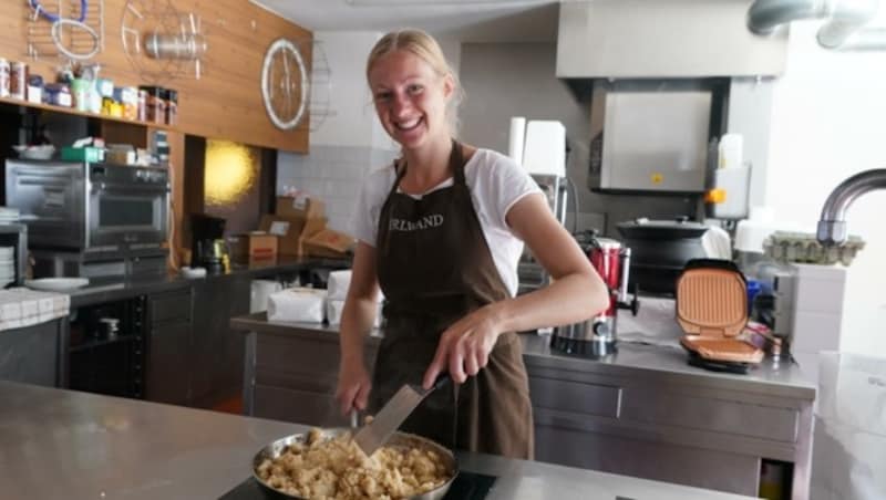 Johanna Winkler sucht eine Kellnerin, die Absagen häufen sich. (Bild: Pail Sepp)