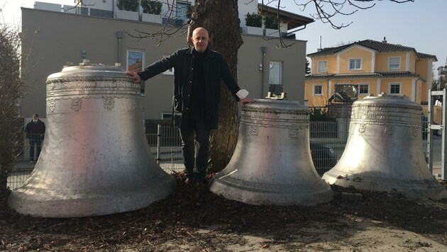Georg Nussbaumer geht mit drei Glocken im nördlichen Seengebiet auf Wanderschaft. (Bild: Georg Nussbaumer)