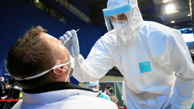 Die Menschen gehen testen, viele sind schon geimpft. (Bild: Tobias Steinmaurer / picturedesk.com)