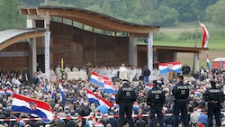 Nicht nur kroatische Flaggen, sondern auch Ustascha-Fahnen, Nazi-Symbole und den Hitlergruß sieht man beim umstrittenen Kroatentreffen immer wieder. (Bild: Eggenberger Gert)