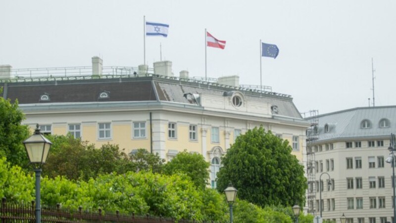 Die gehisste israelische Flagge über dem österreichischen Bundeskanzleramt am Ballhausplatz (Bild: BKA)