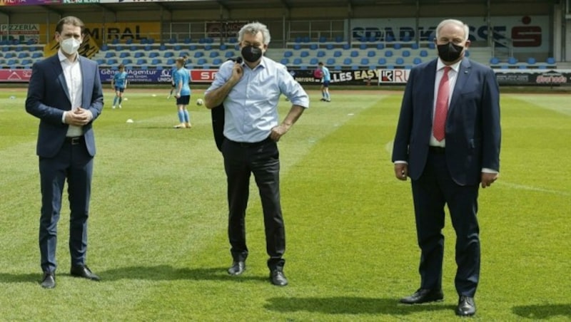 Kurz, Kogler und Schützenhöfer (v.l.n.r.) besuchten das Stadion des SV Hartberg in der Steiermark. Das Foto wurde vom Bundeskanzleramt zur Verfügung gestellt. (Bild: Bundeskanzleramt/Dragan Tatic)