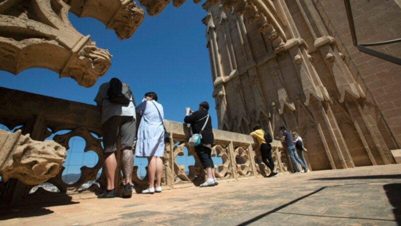 Touristen auf der Dachterrasse der Kathedrale von Palma de Mallorca im Mai 2021 (Bild: JAIME REINA / AFP)