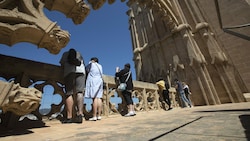 Touristen auf der Dachterrasse der Kathedrale von Palma de Mallorca im Mai 2021 (Bild: JAIME REINA / AFP)
