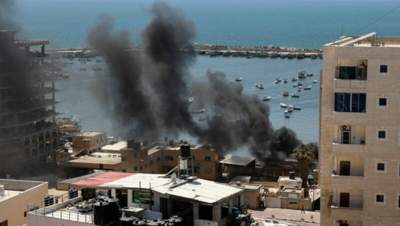 Über dem Hafen von Gaza-Stadt steigt nach einem israelischen Luftangriff schwarzer Rauch auf. (Bild: APA/AFP/MAHMUD HAMS)