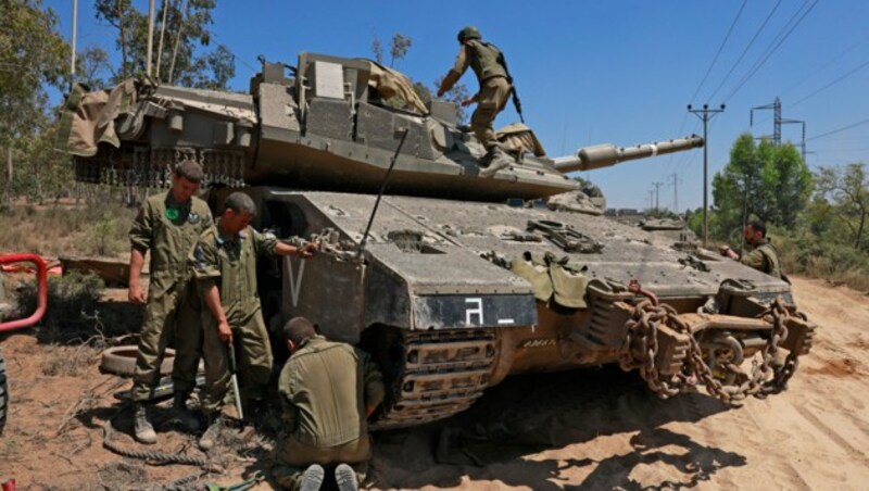 Die israelische Armee fuhr an der Grenze zum Gazastreifen mit Panzern auf. (Bild: APA/AFP/Menahem KAHANA)