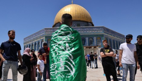 Ein Jugendlicher mit der Flagge der radikalislamischen Hamas vor dem Felsendom in Jerusalem (Bild: AFP)