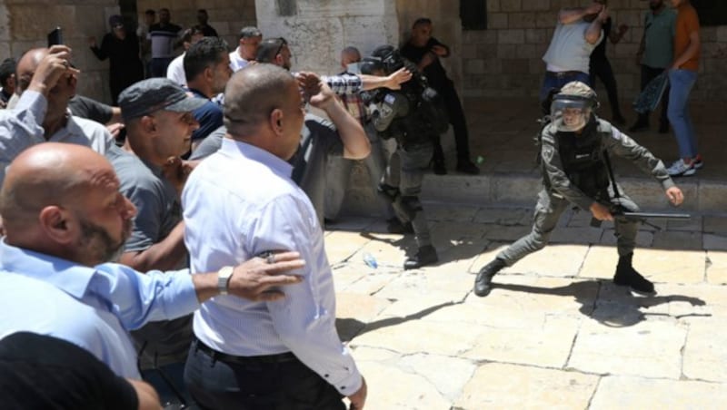 Am Freitag versuchten israelische Sicherheitskräfte, Muslime vom Gebet in der Al-Aqsa-Moschee abzuhalten. (Bild: AP)