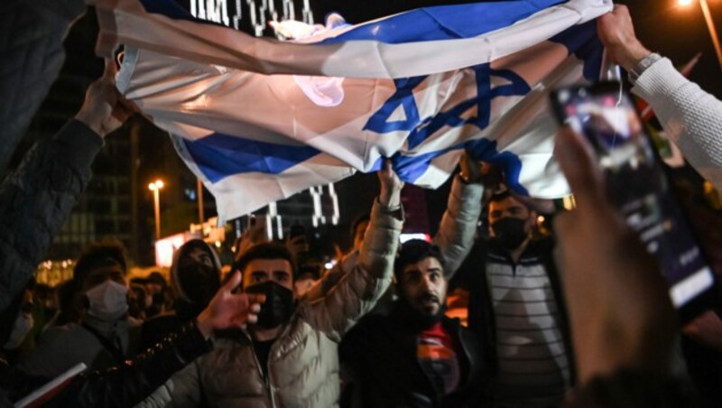 Türkische Demonstranten beim Anzünden einer israelischen Flagge vor dem israelischen Konsulat in Istanbul. (Bild: AFP)