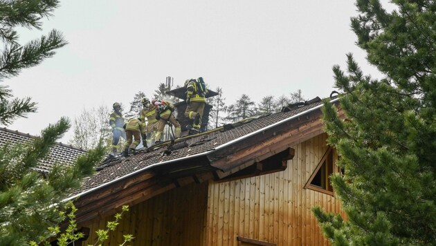 Die Feuerwehrleute musste das Dach teilweise abdecken. (Bild: Zeitungsfoto.at/Team)