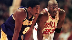 Kobe Bryant (li.) und Michael Jorden auf einem Bild aus dem Jahr 1997. Die beiden galten als gut befreundet. (Bild: APA/AFP/VINCENT LAFORET)