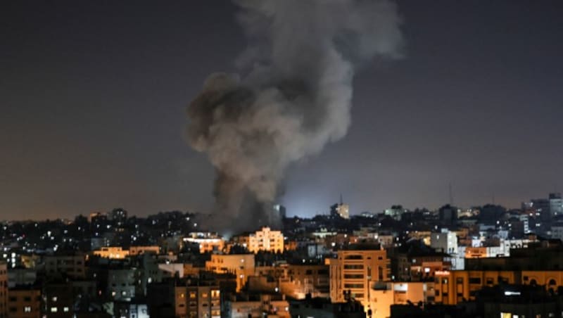 Rauch steigt über der Stadt Gaza nach einem Luftangriff von Israel auf. (Bild: AFP)