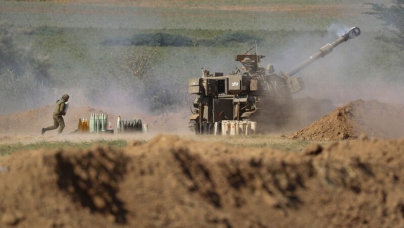 Eine isreelische Artillerie-Einheit feuert an der Grenze auf Ziele im Gazastreifen. (Bild: Associated Press)