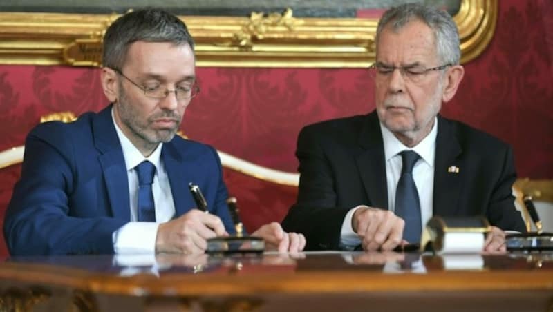 Herbert Kickl und Alexander Van der Bellen im Jahr 2017 im Rahmen der Angelobung der ÖVP-FPÖ-Bundesregierung in der Präsidentschaftskanzlei in Wien. (Bild: APA/ROLAND SCHLAGER)